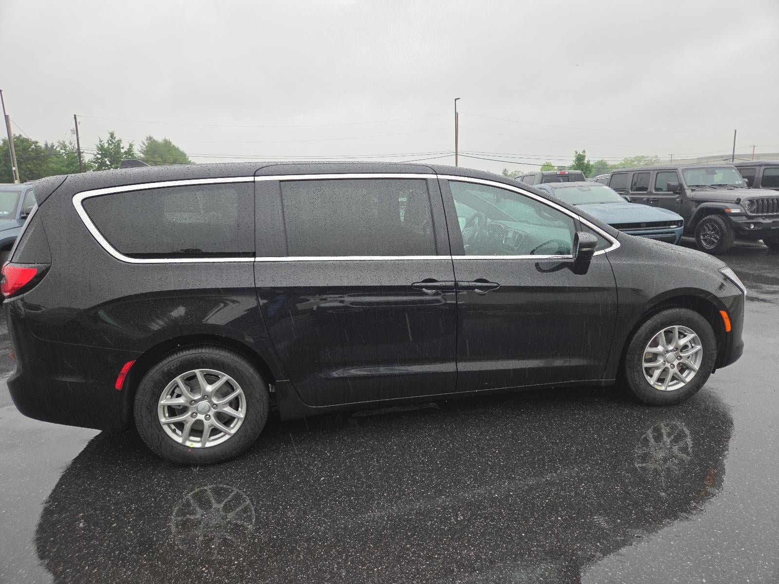 2027 Chrysler Pacifica Select FWD