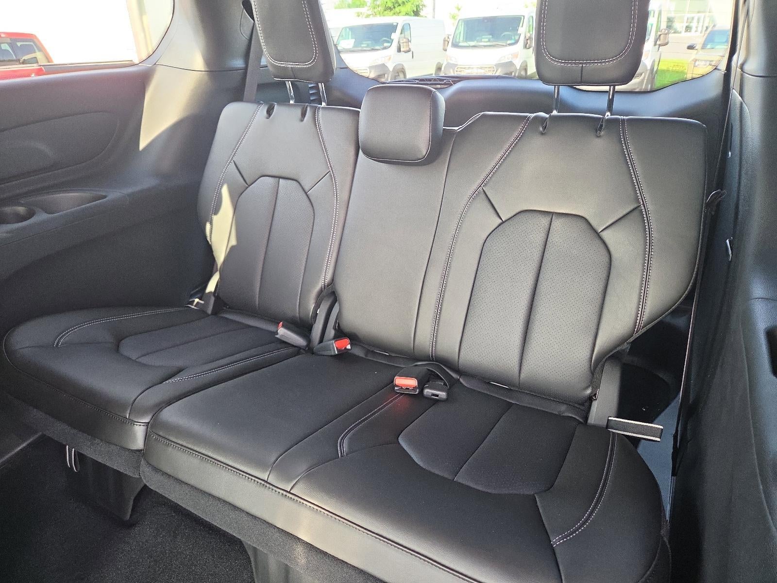 2027 Chrysler Pacifica Select FWD