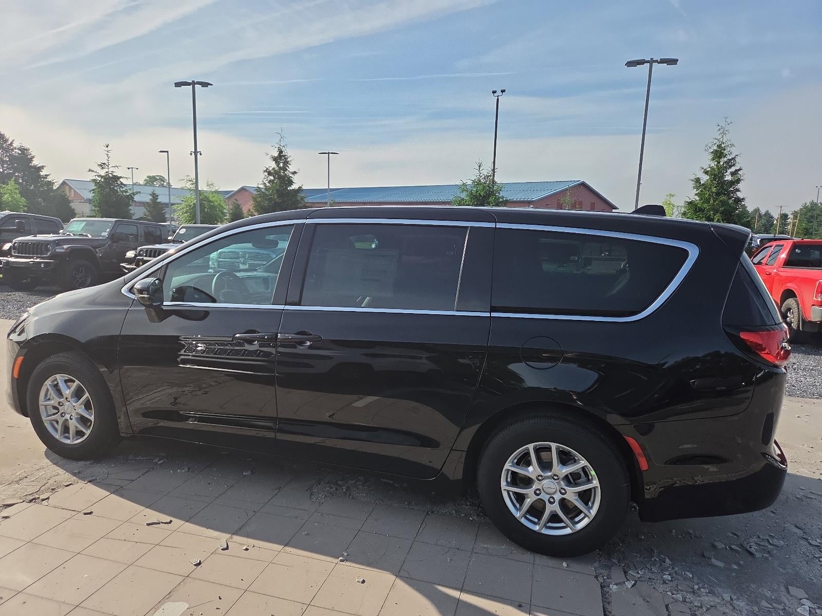 2027 Chrysler Pacifica Select FWD