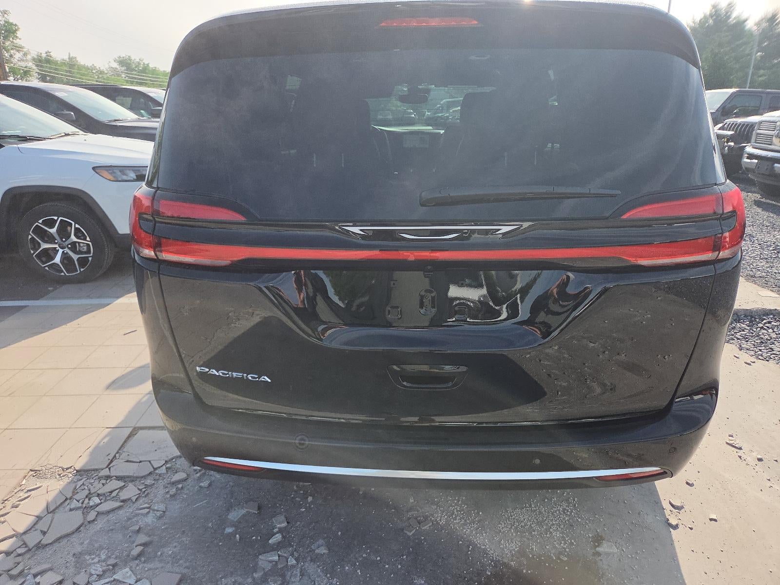 2027 Chrysler Pacifica Select FWD