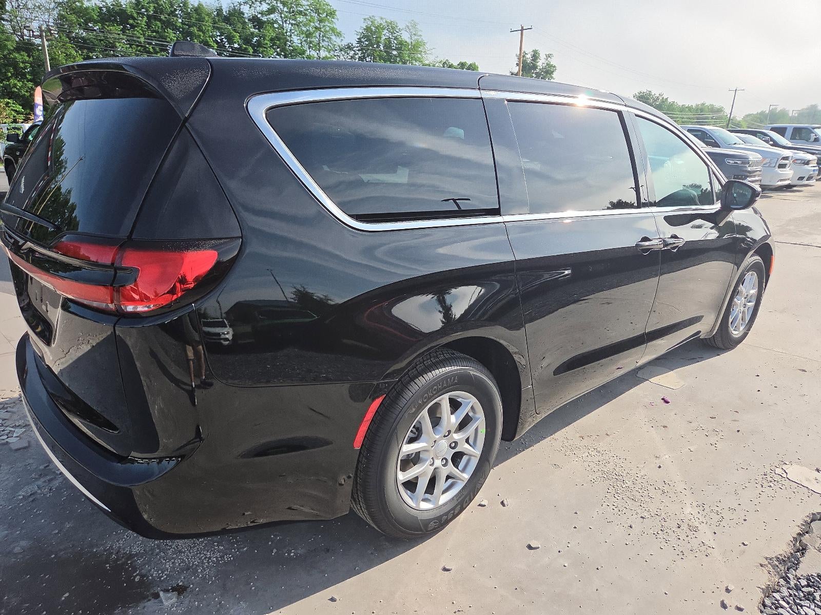 2027 Chrysler Pacifica Select FWD