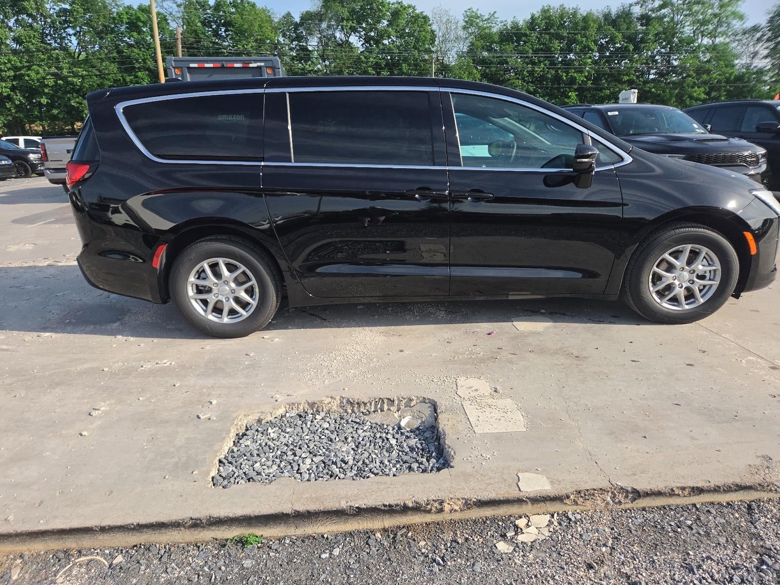 2027 Chrysler Pacifica Select FWD