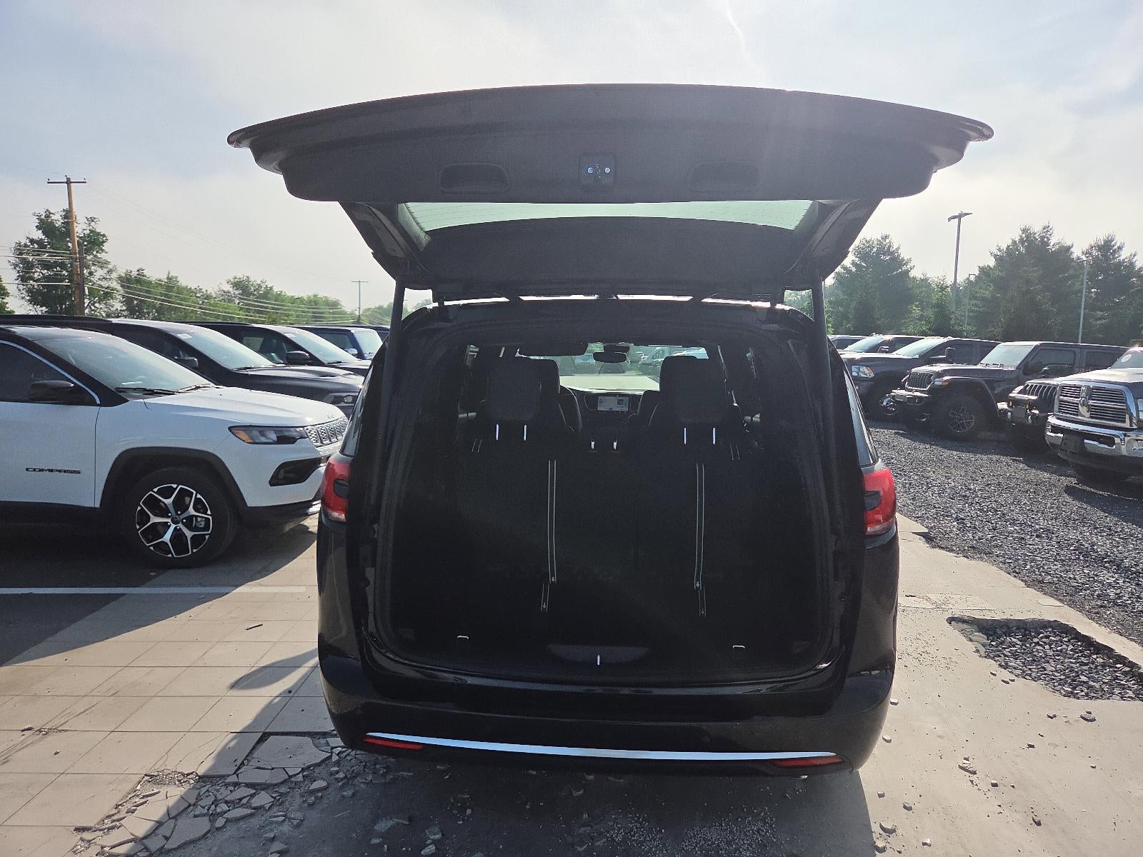 2027 Chrysler Pacifica Select FWD
