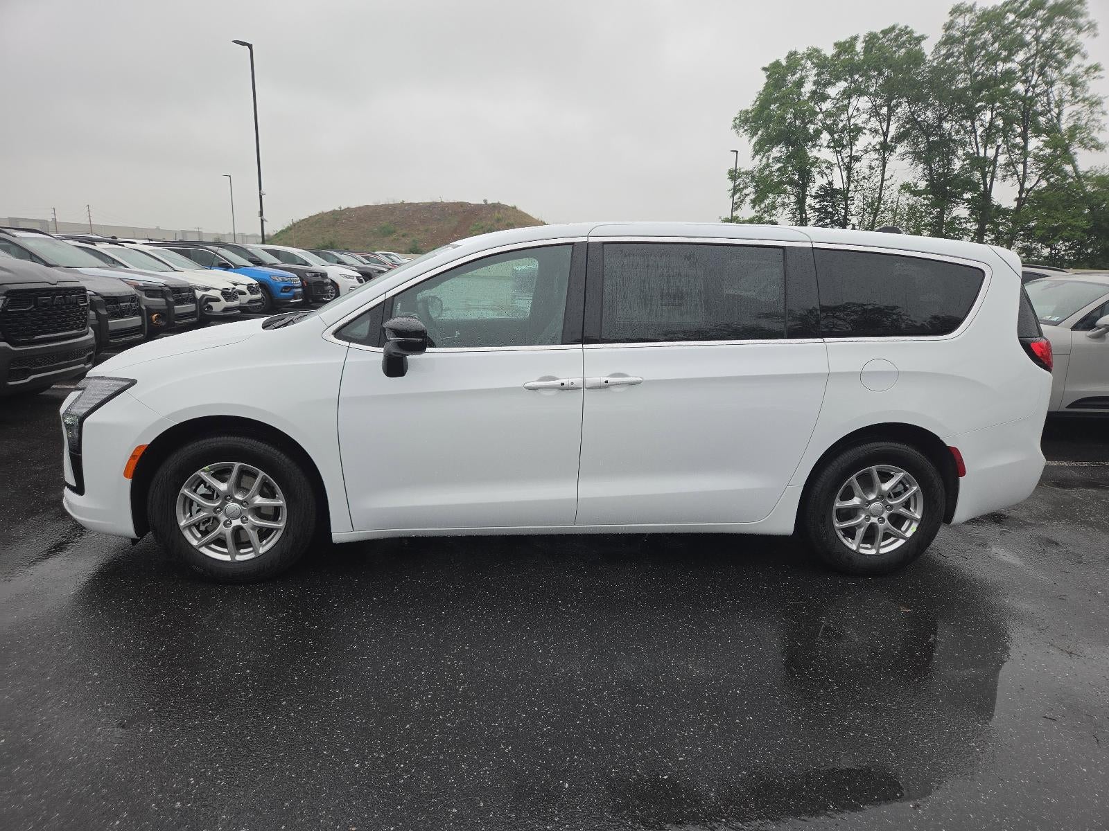 2027 Chrysler Pacifica Select FWD