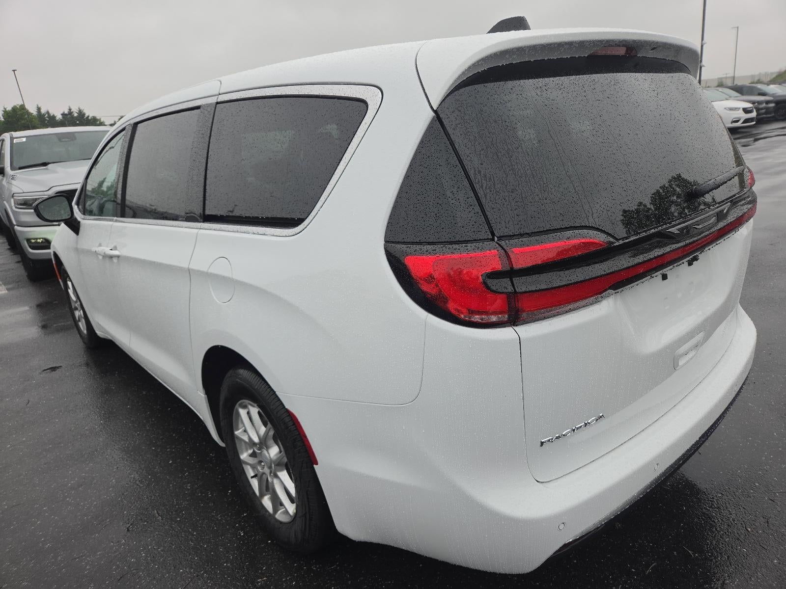 2027 Chrysler Pacifica Select FWD