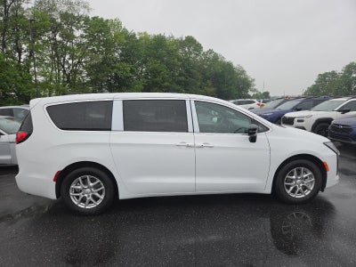 2027 Chrysler Pacifica Select FWD