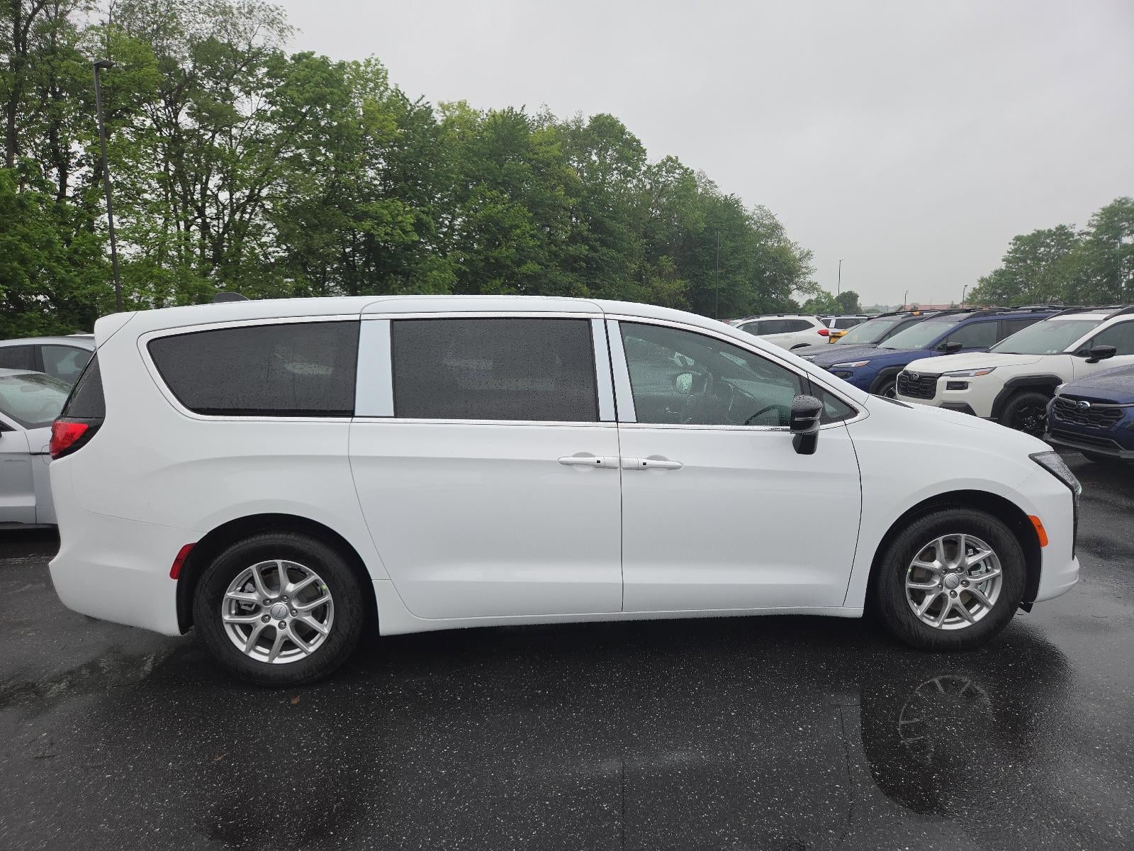 2027 Chrysler Pacifica Select FWD