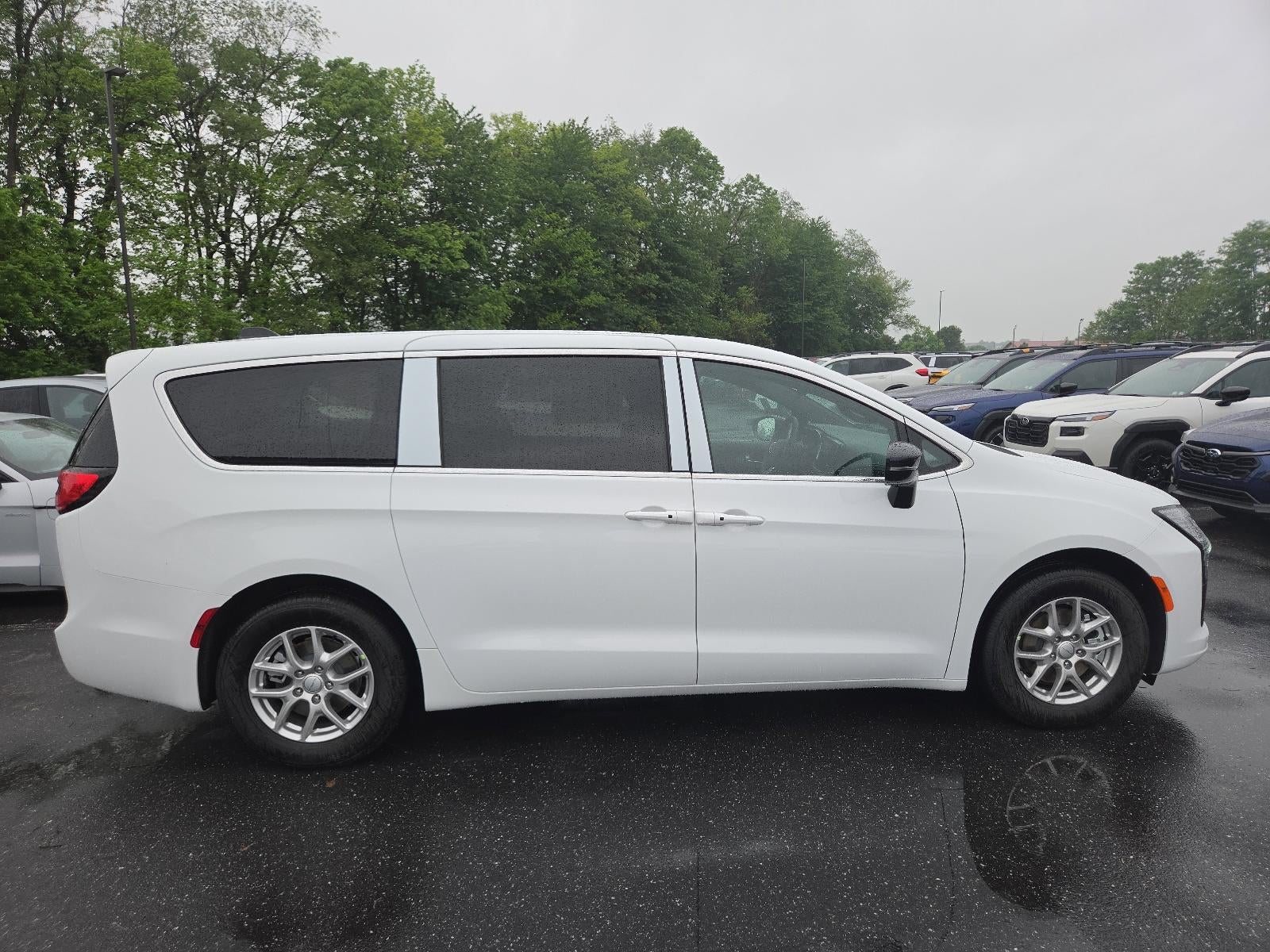 2027 Chrysler Pacifica Select FWD