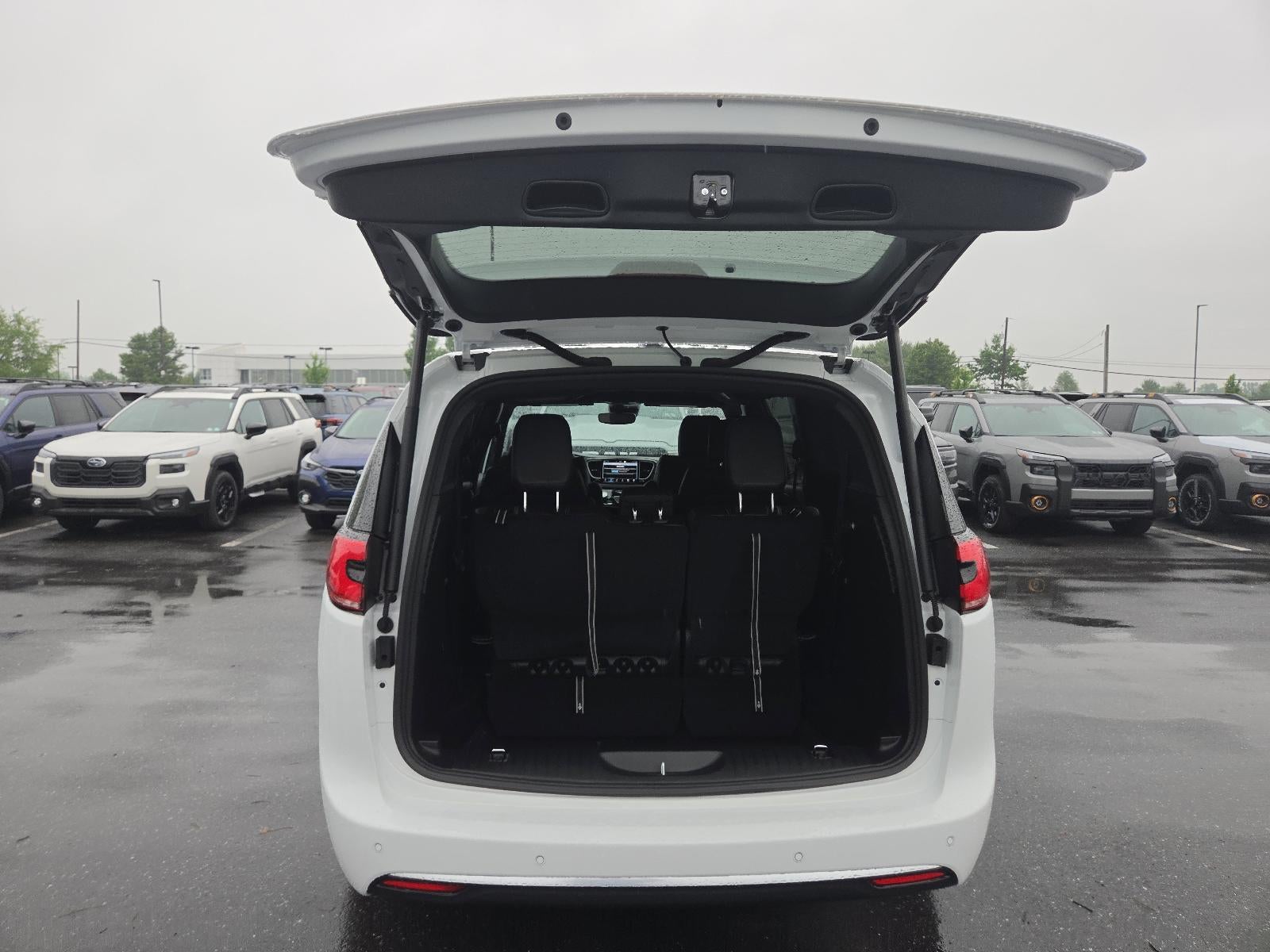 2027 Chrysler Pacifica Select FWD