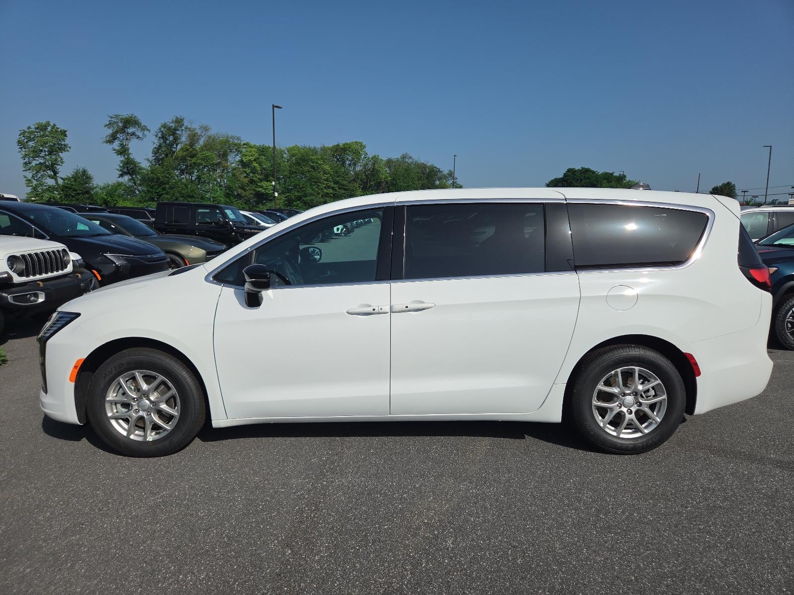 2027 Chrysler Pacifica Select FWD