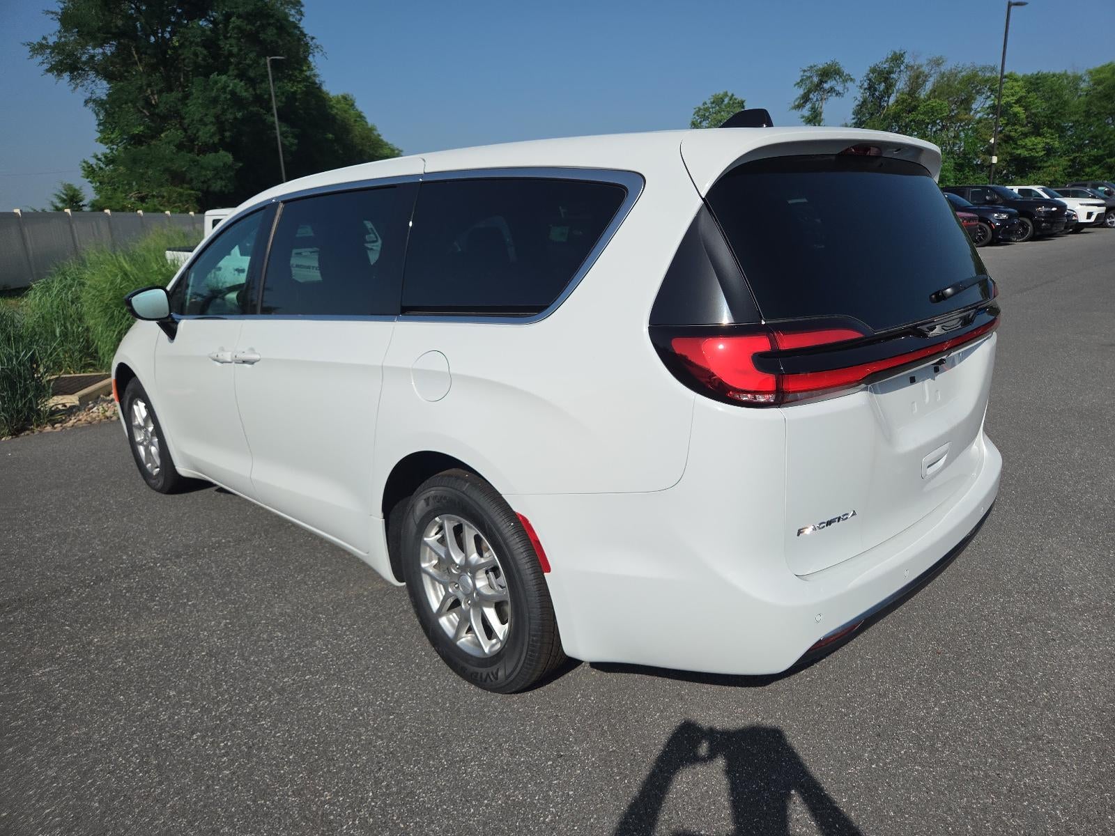 2027 Chrysler Pacifica Select FWD