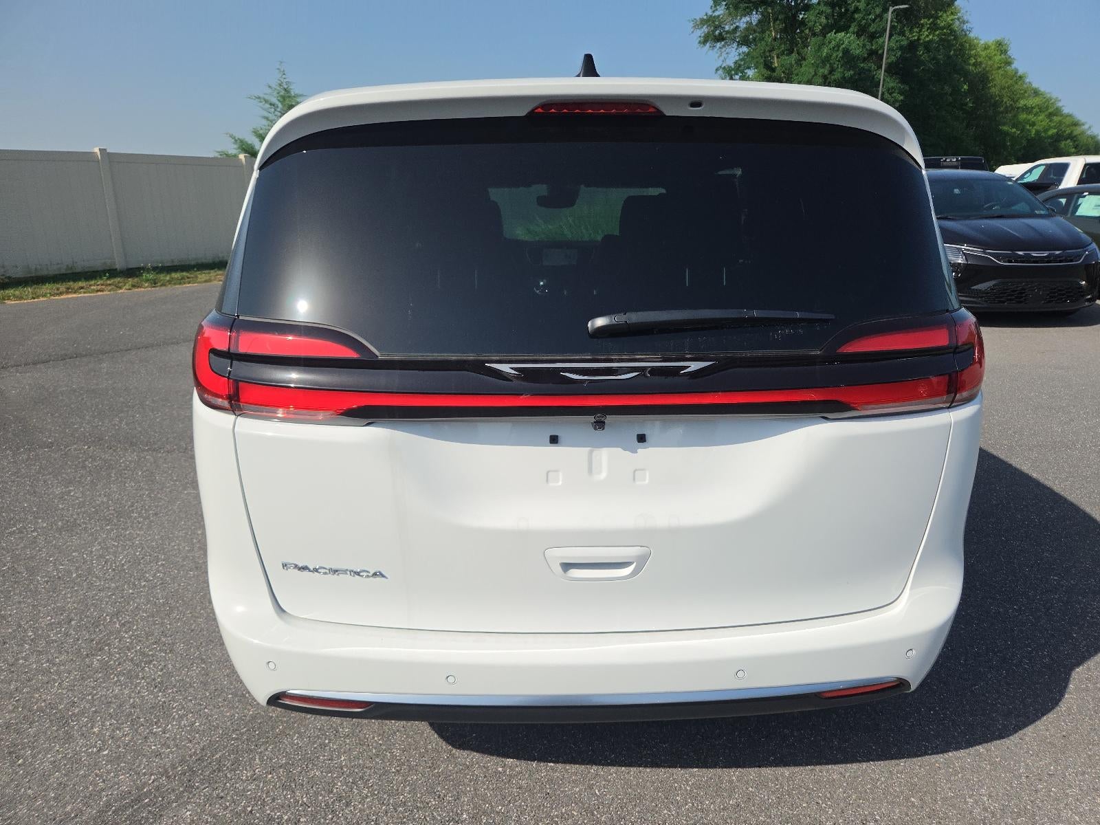 2027 Chrysler Pacifica Select FWD
