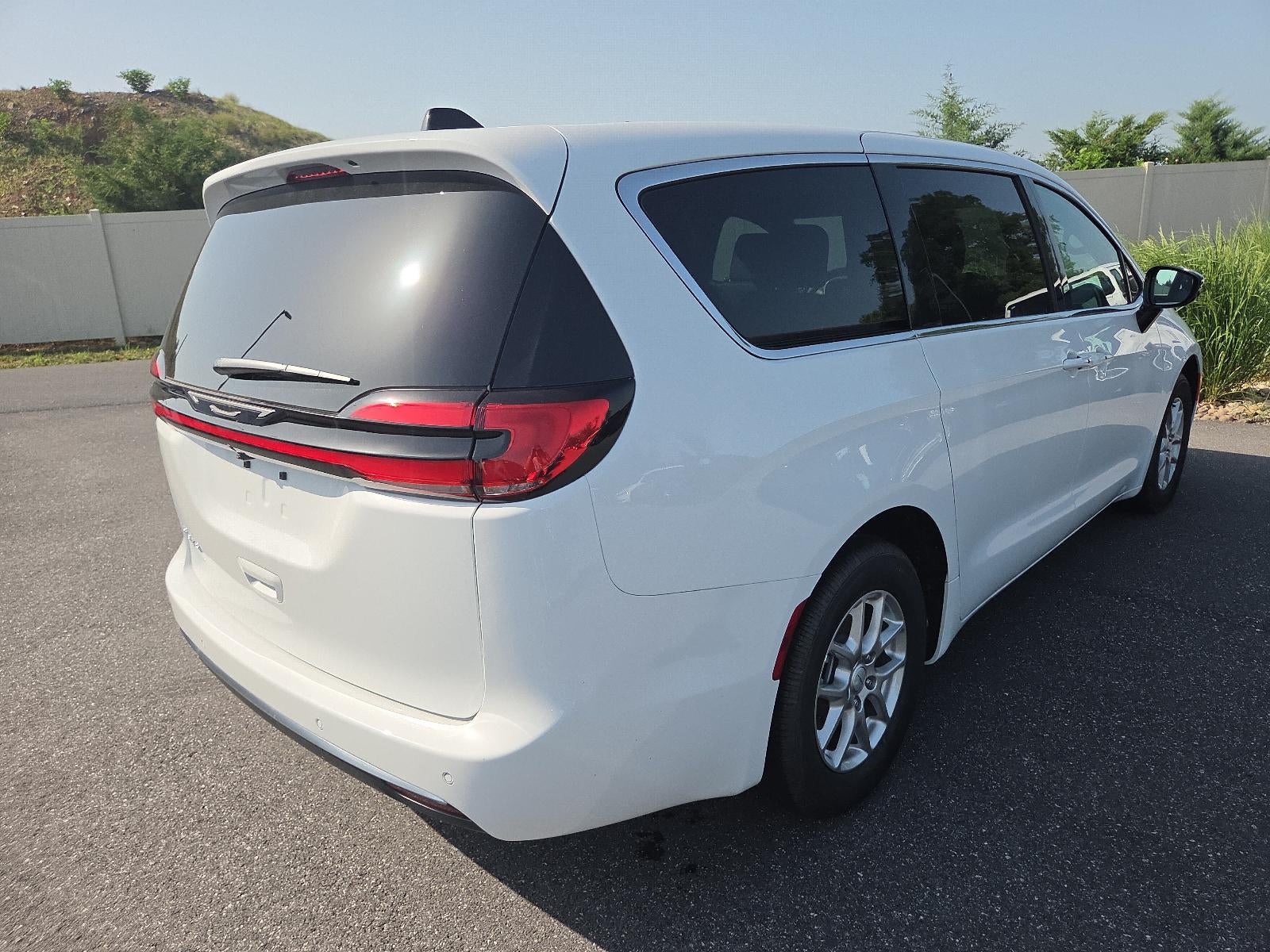 2027 Chrysler Pacifica Select FWD