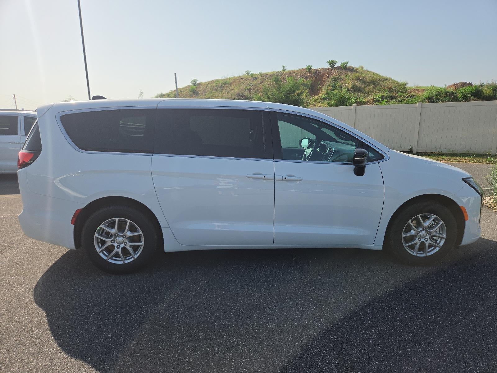 2027 Chrysler Pacifica Select FWD