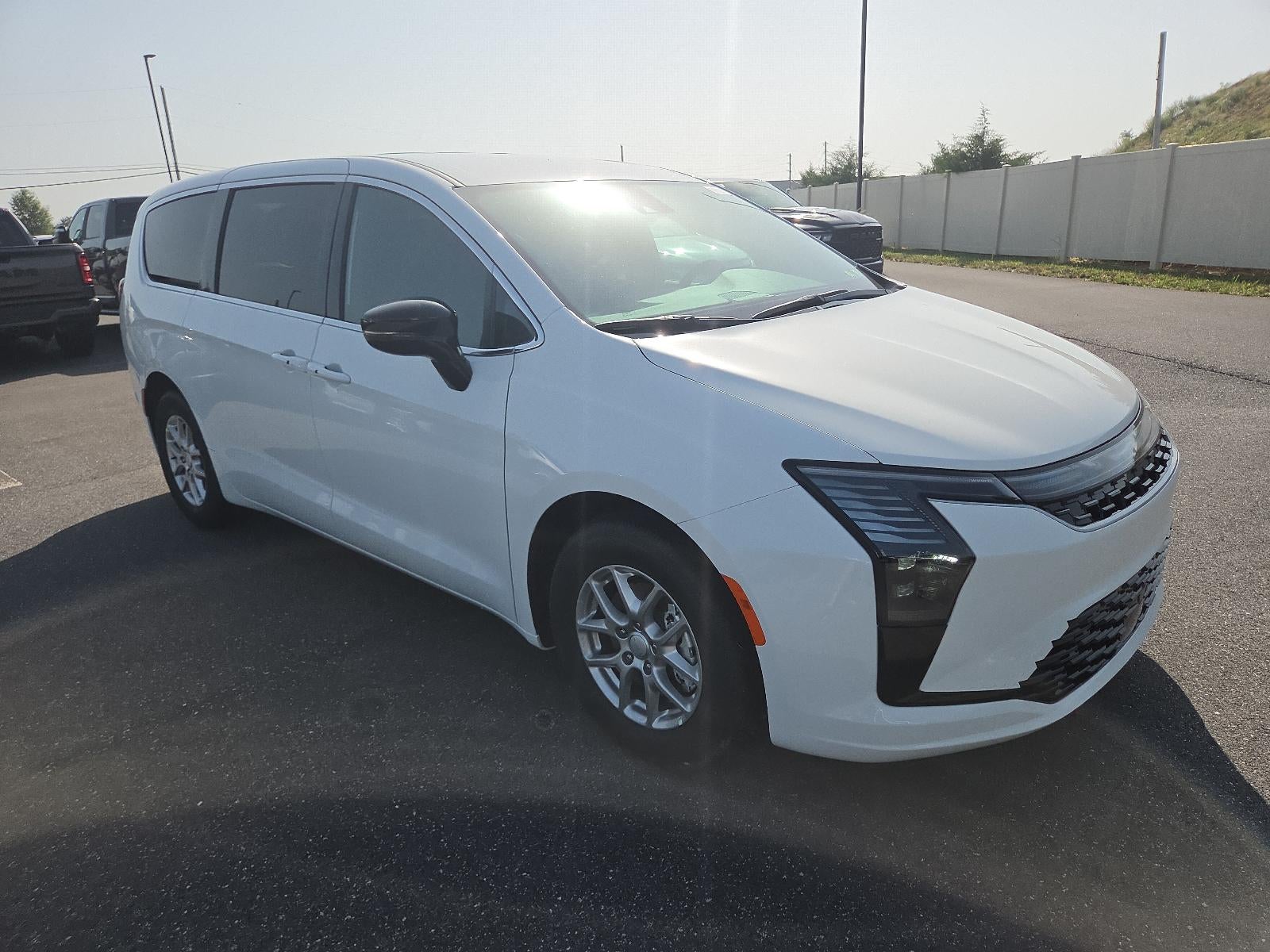 2027 Chrysler Pacifica Select FWD