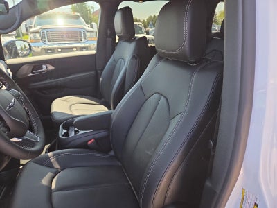 2026 Chrysler Pacifica Select FWD