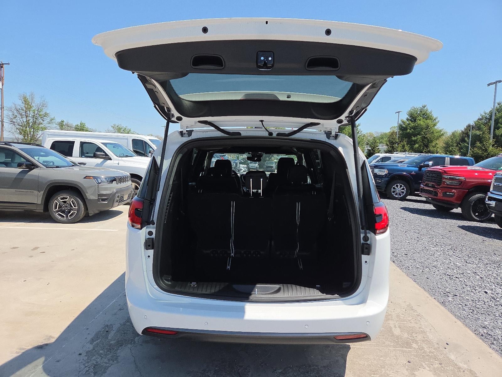 2026 Chrysler Pacifica Select FWD