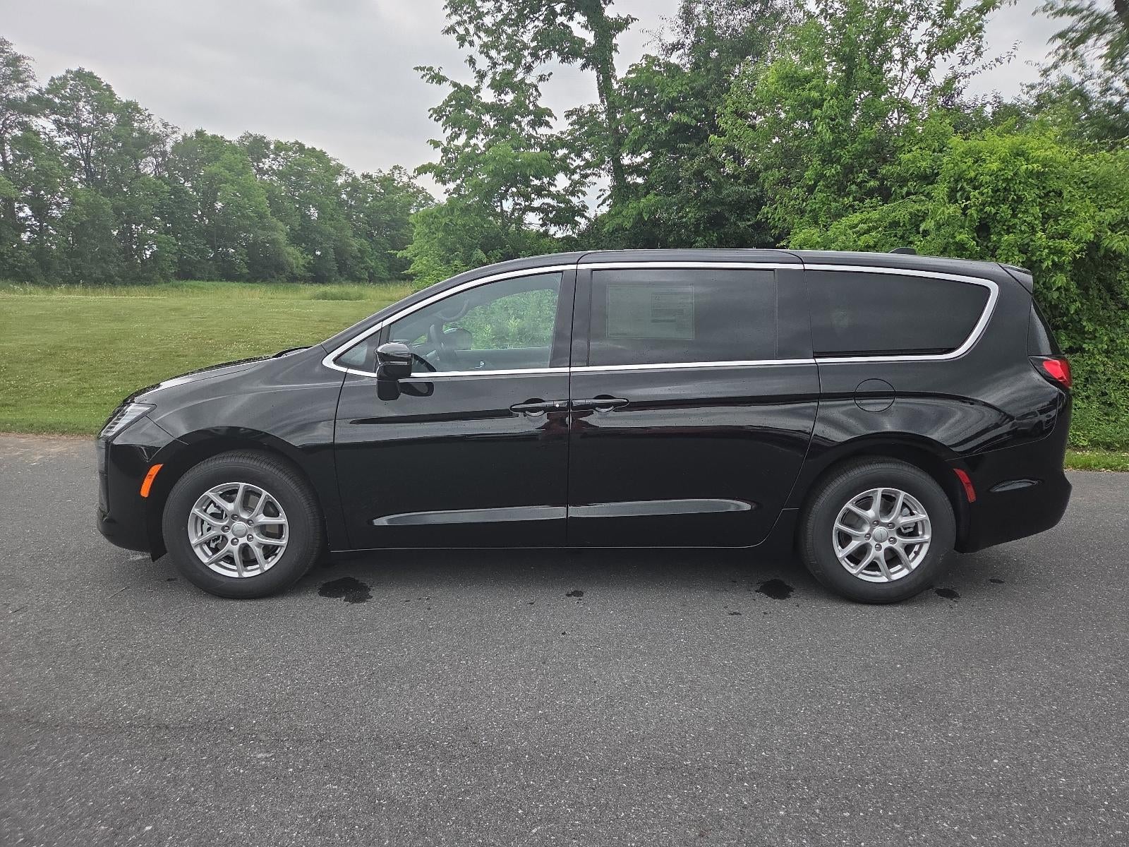 2027 Chrysler Pacifica Select FWD