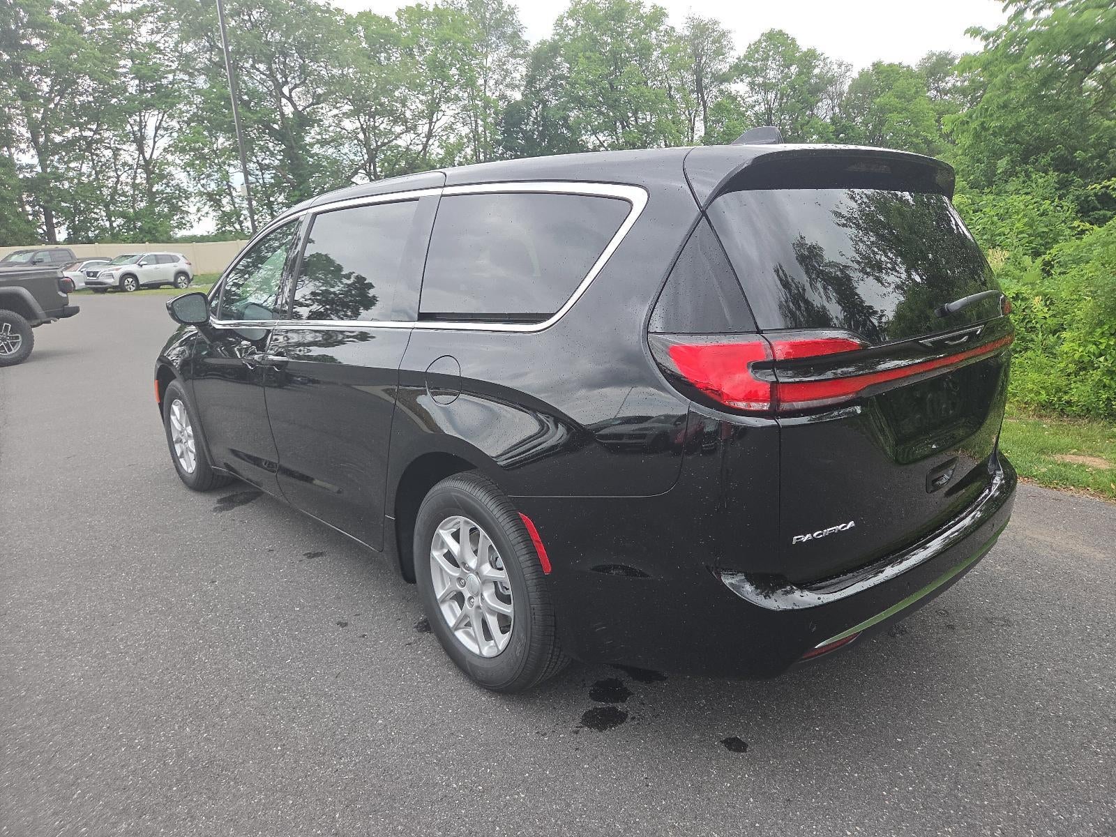 2027 Chrysler Pacifica Select FWD