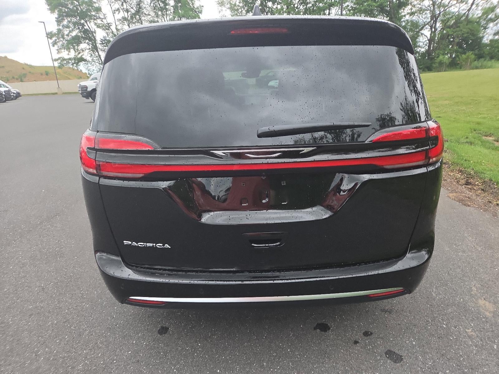 2027 Chrysler Pacifica Select FWD