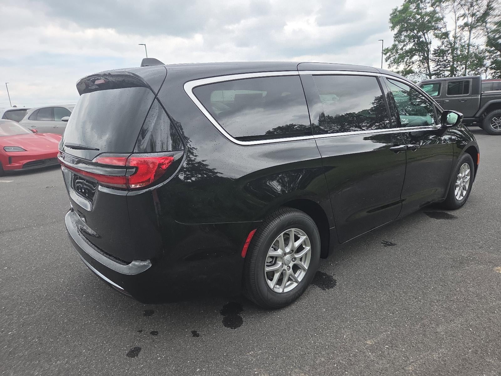 2027 Chrysler Pacifica Select FWD