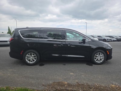 2027 Chrysler Pacifica Select FWD