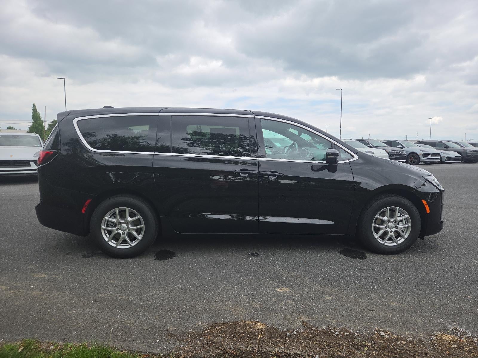2027 Chrysler Pacifica Select FWD