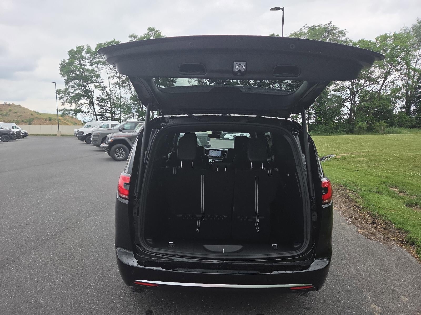 2027 Chrysler Pacifica Select FWD