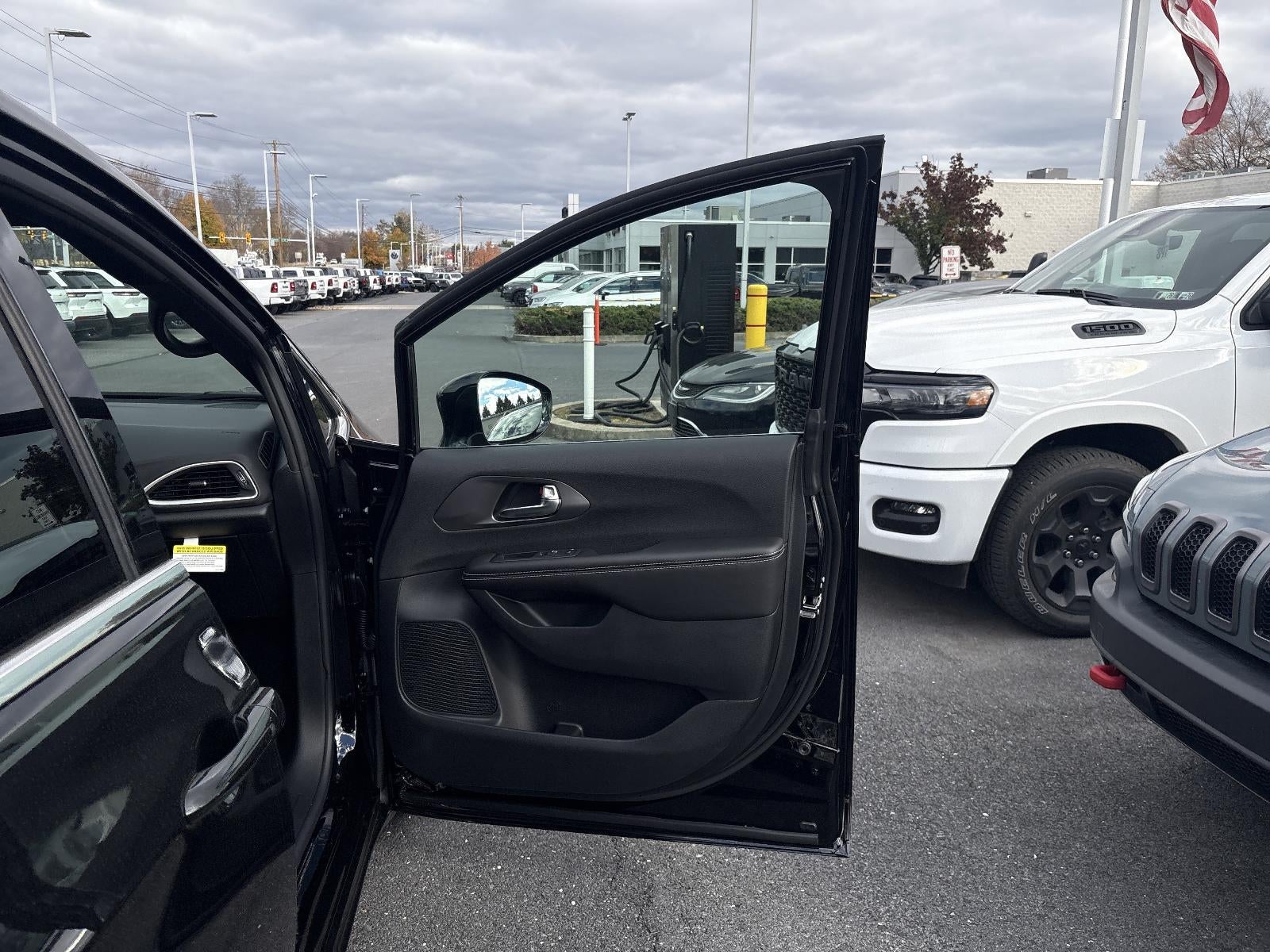 2026 Chrysler Voyager LX FWD