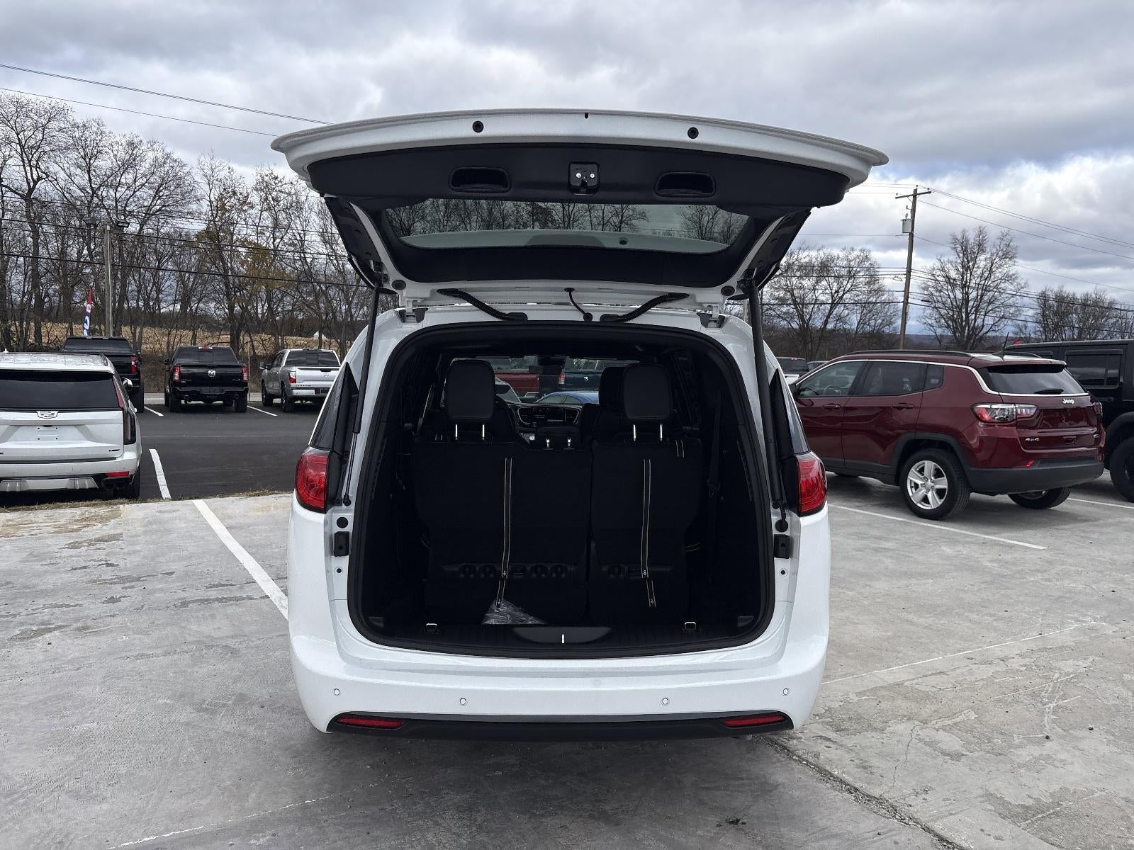 2026 Chrysler Voyager LX FWD