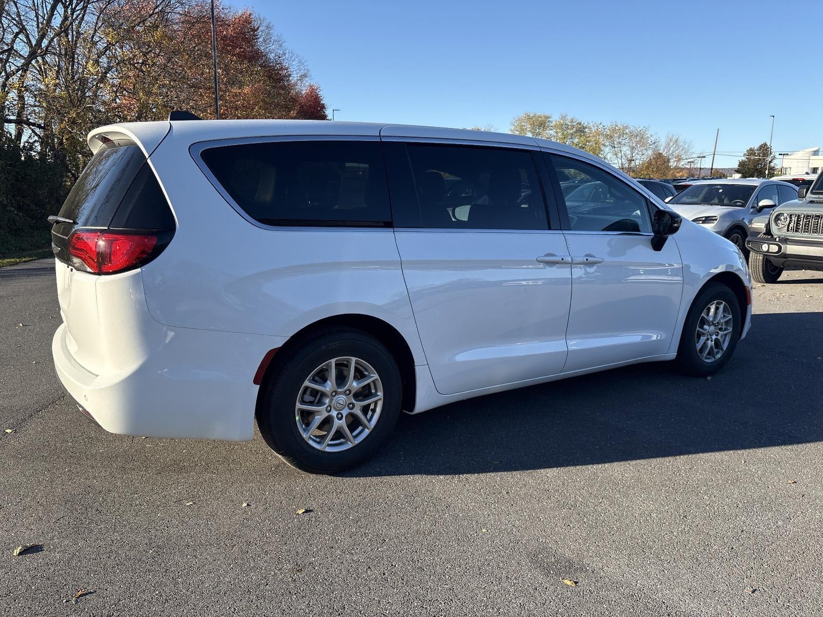 2026 Chrysler Voyager LX FWD