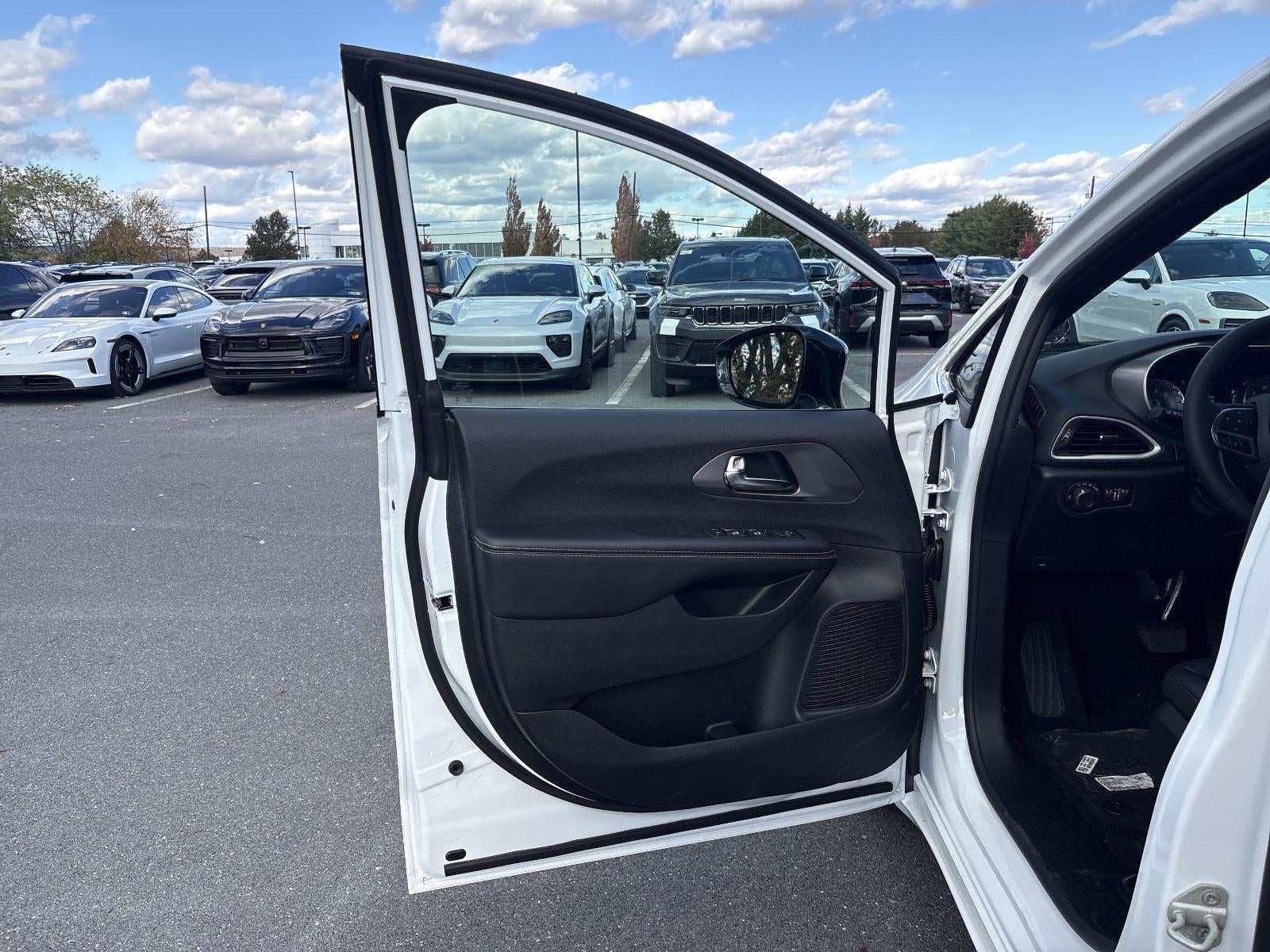 2026 Chrysler Voyager LX FWD