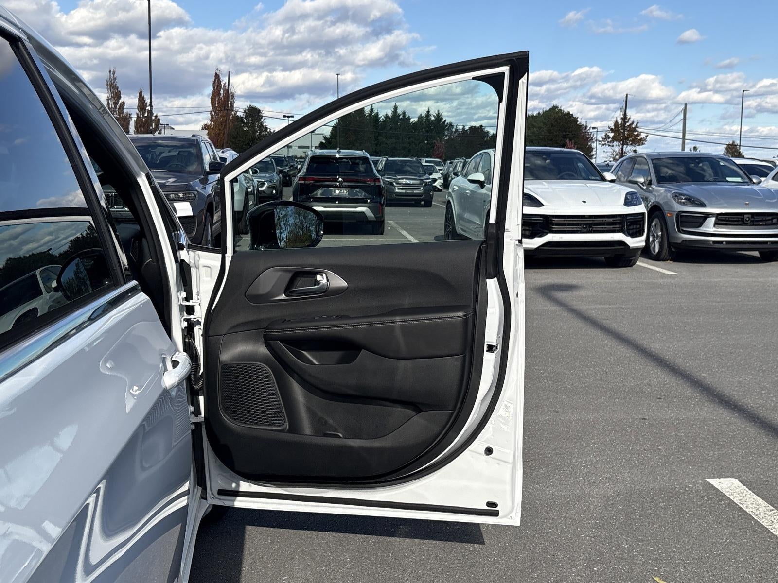 2026 Chrysler Voyager LX FWD