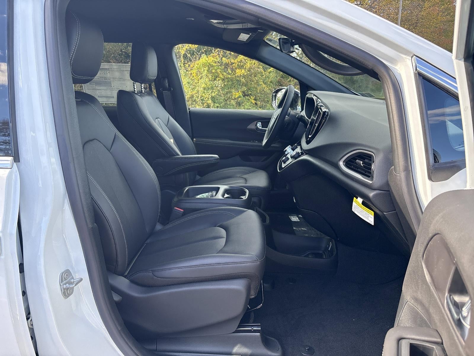 2026 Chrysler Voyager LX FWD