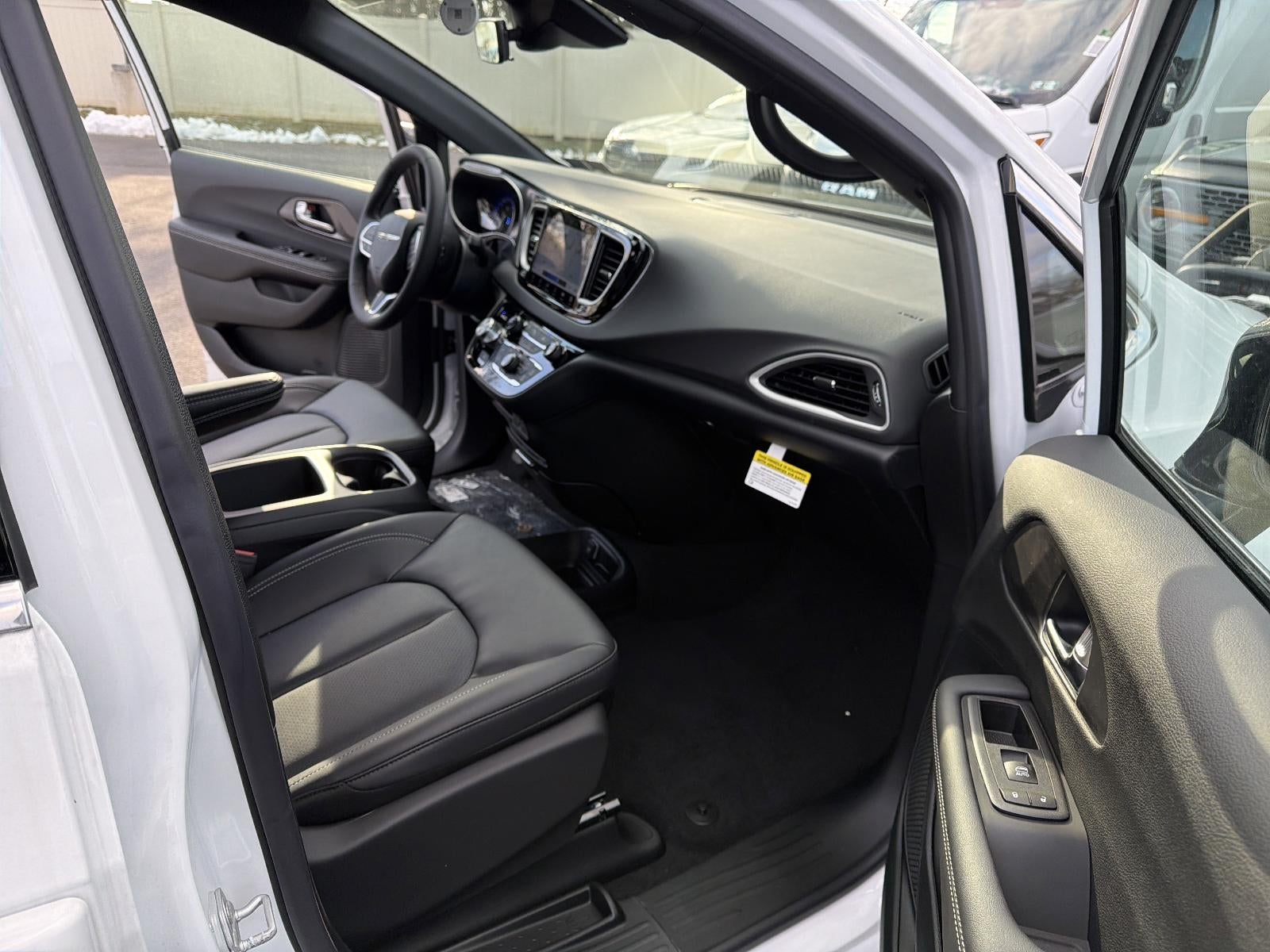 2026 Chrysler Voyager LX FWD