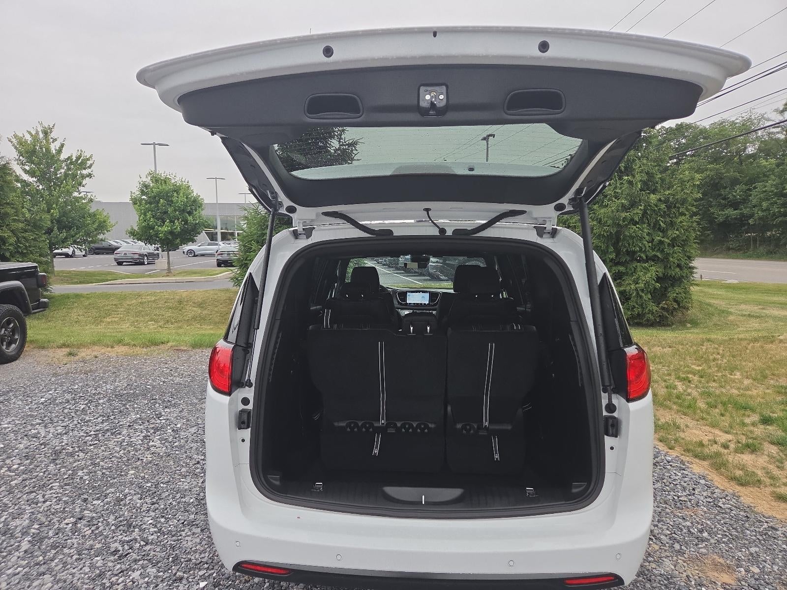 2026 Chrysler Voyager LX FWD
