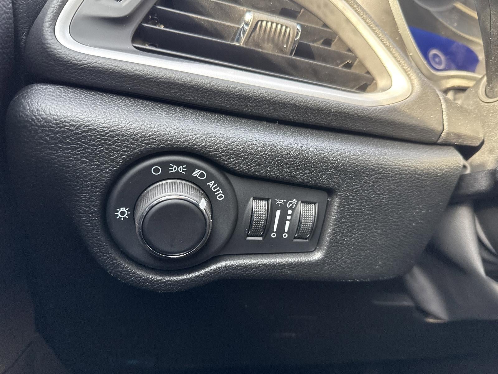 2026 Chrysler Voyager LX FWD