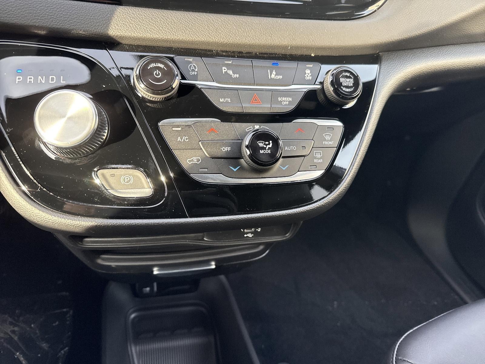 2026 Chrysler Voyager LX FWD