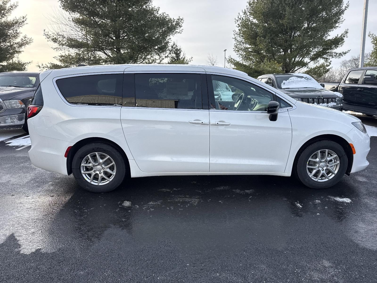 2026 Chrysler Voyager LX FWD