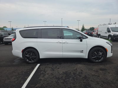 2027 Chrysler Pacifica Select AWD