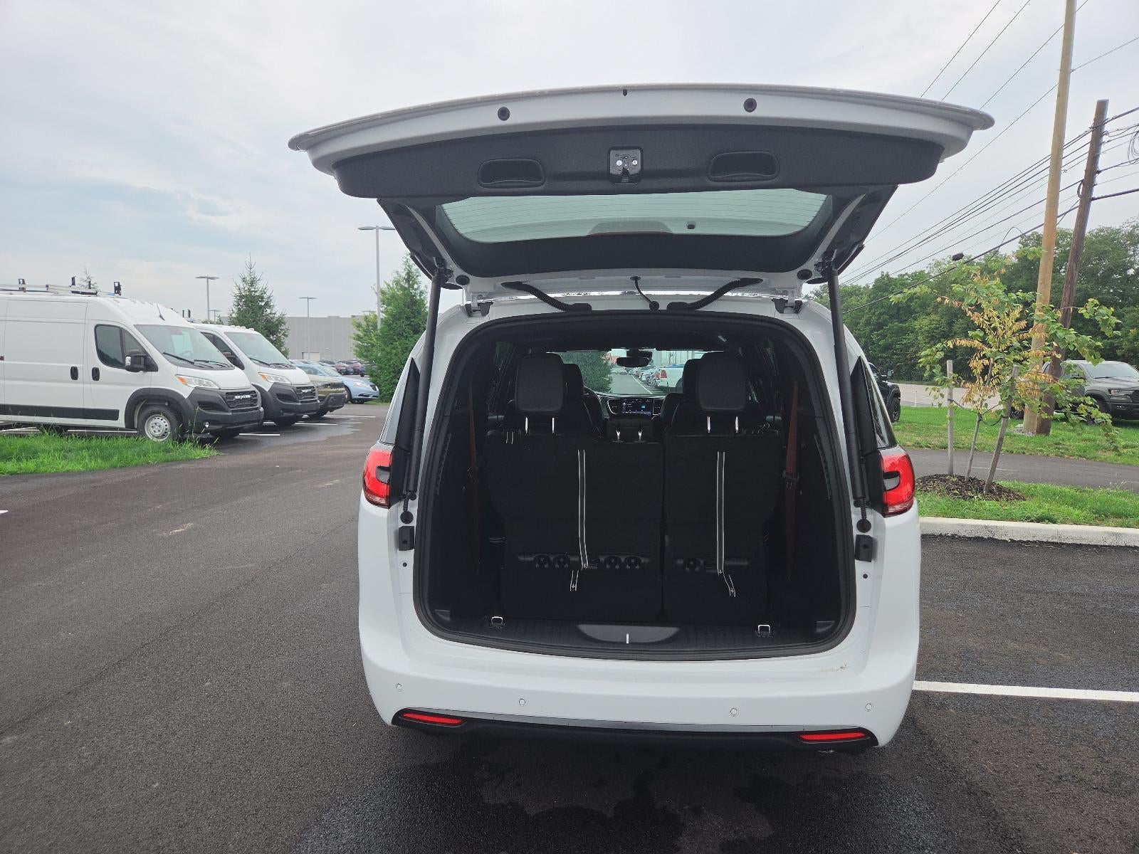 2027 Chrysler Pacifica Select AWD