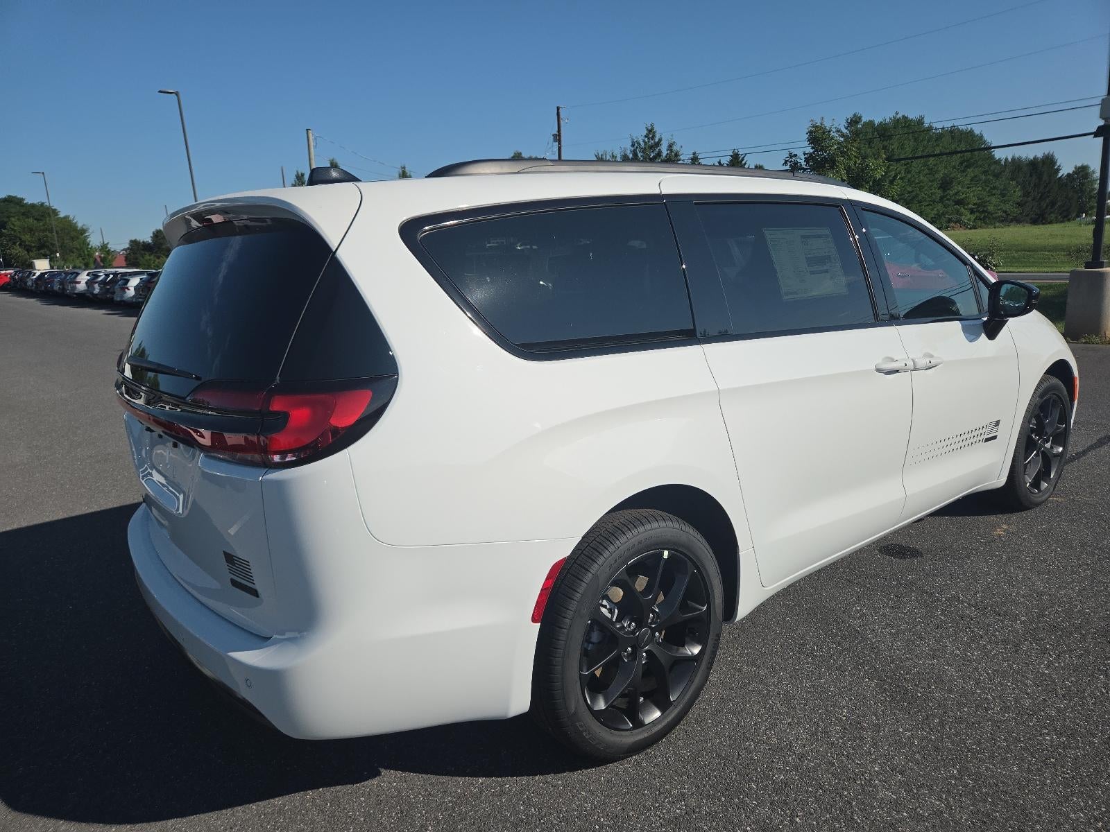 2027 Chrysler Pacifica Select AWD