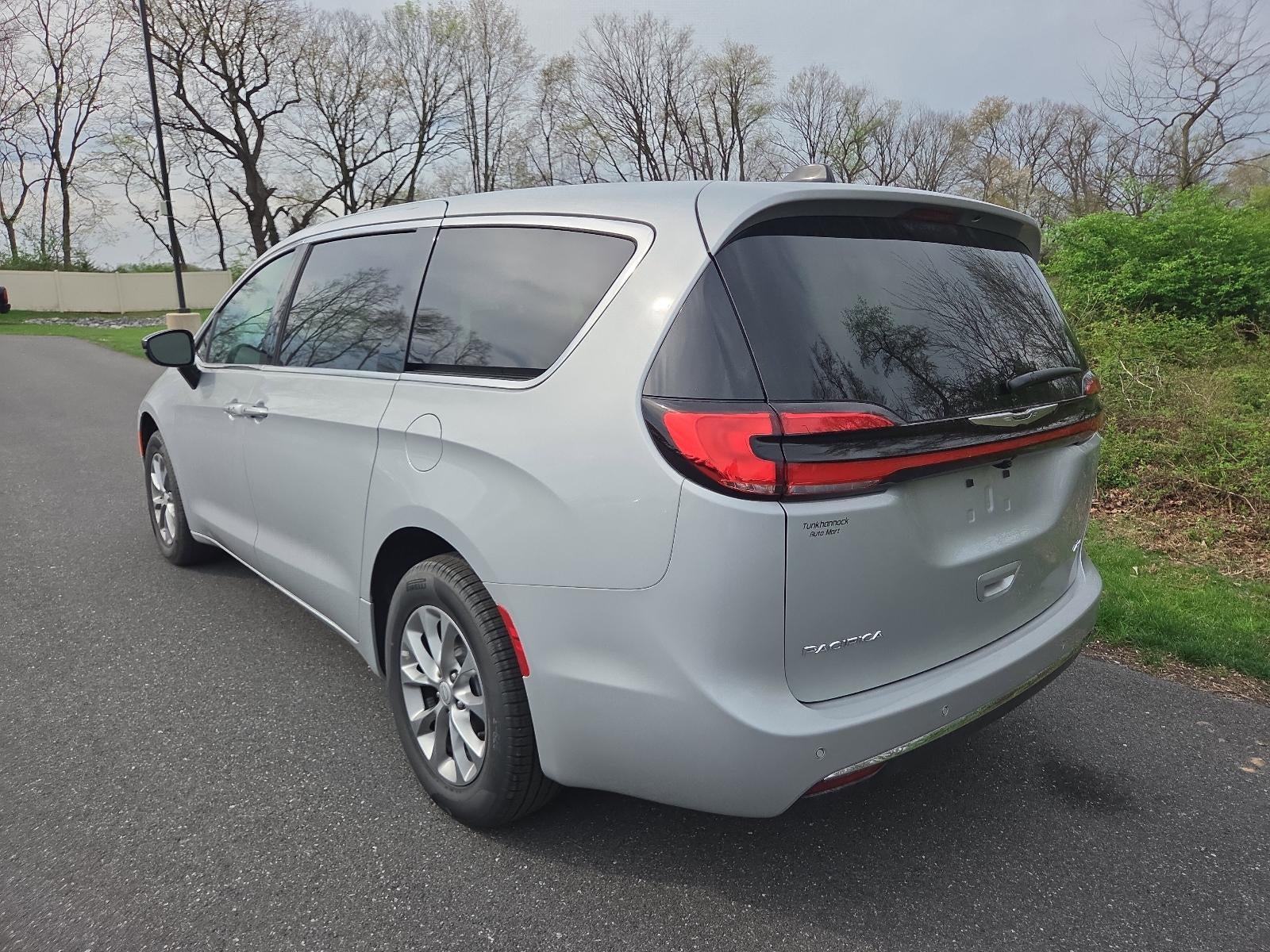 2026 Chrysler Pacifica Select AWD