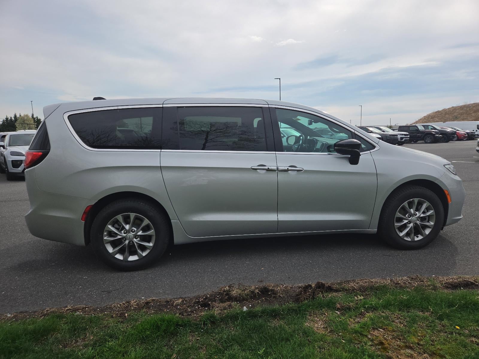2026 Chrysler Pacifica Select AWD