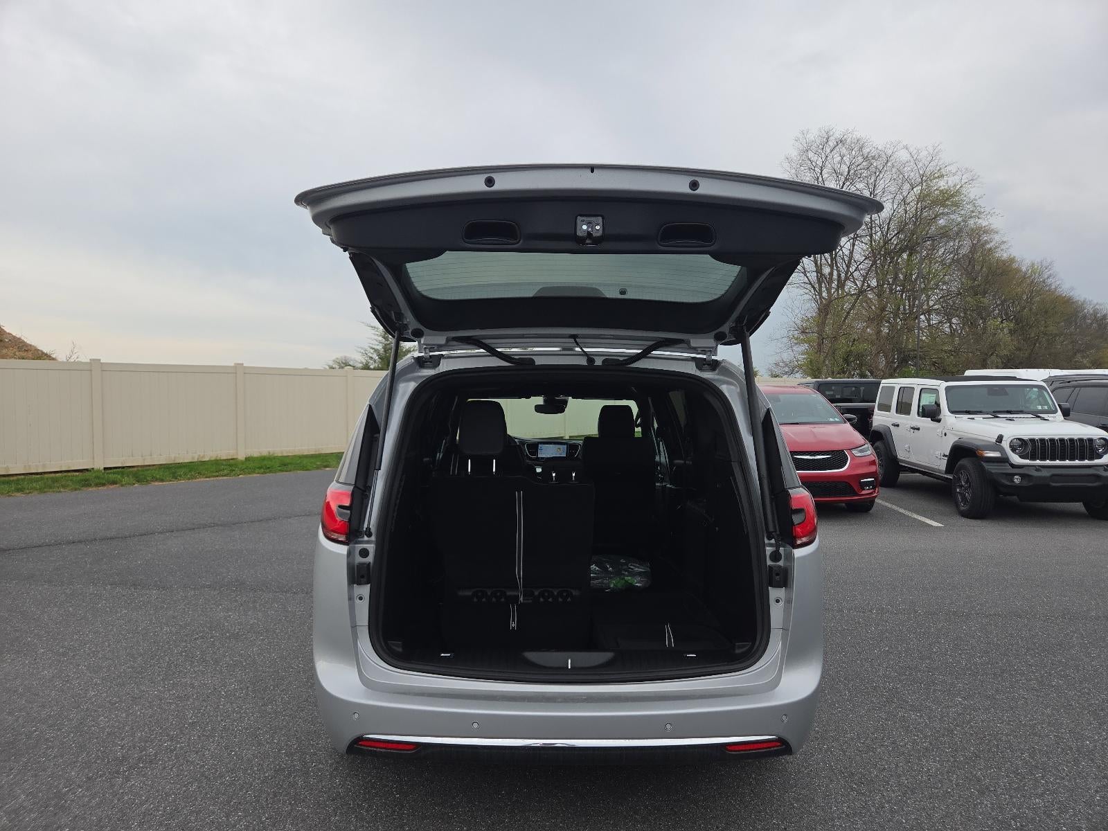 2026 Chrysler Pacifica Select AWD