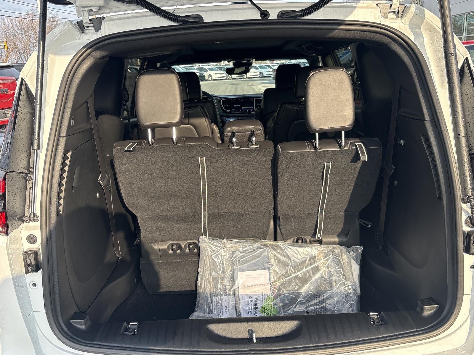 2026 Chrysler Pacifica Select AWD