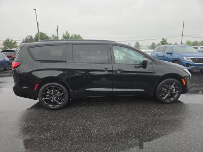 2027 Chrysler Pacifica Limited AWD