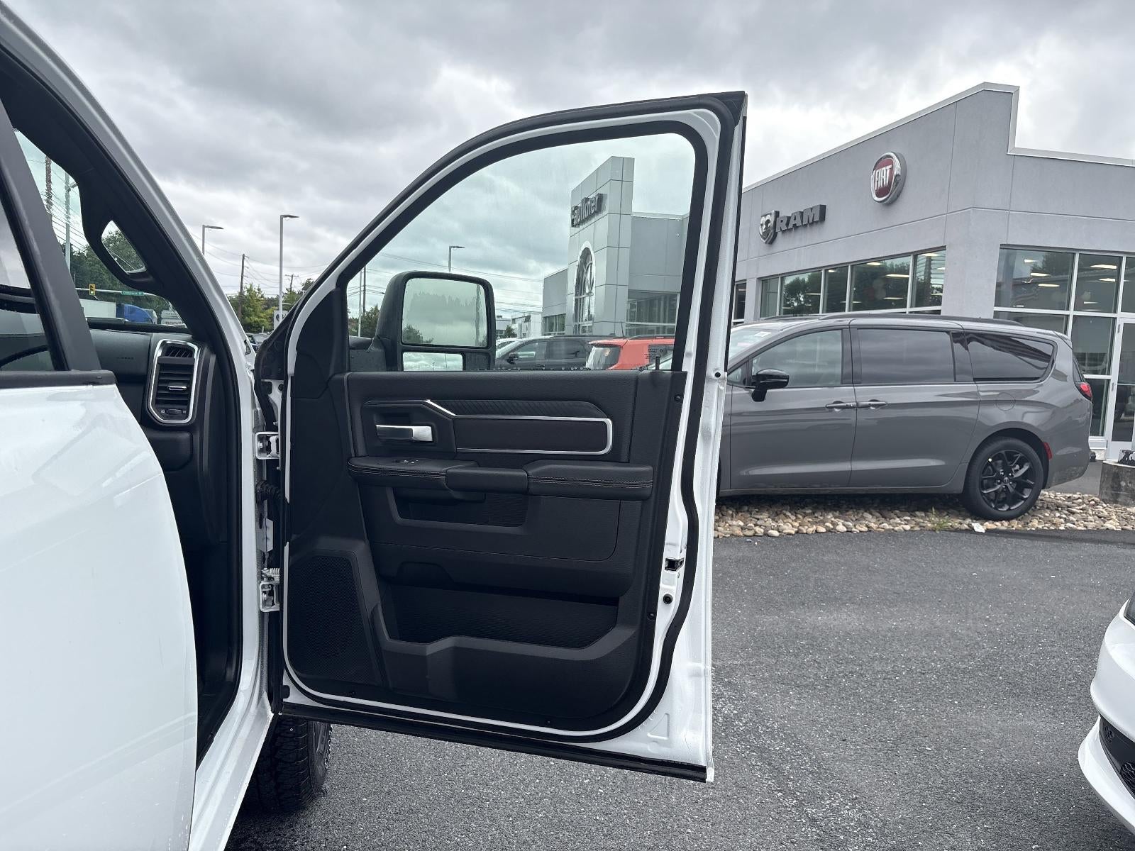 2025 RAM 2500 Big Horn 4x2 Crew Cab 6'4" Box