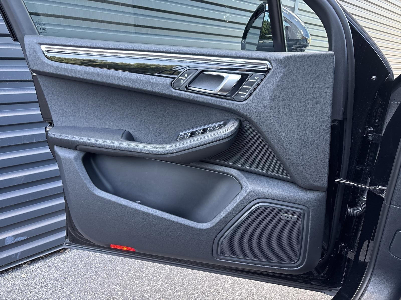 2025 Porsche Macan AWD