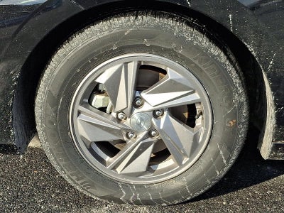 2024 Hyundai ELANTRA SE